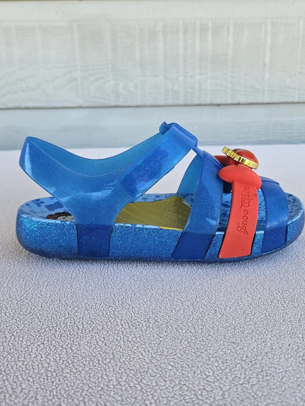Crocs x Disney Isabella Sandals Snow White Youth SZ J2 Blue Hook & Loop
